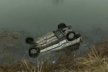 UŽASNA TRAGEDIJA KOD MALOG IĐOŠA: Auto sleteo u kanal s vodom, troje mladih umrlo u strašnim mukama