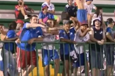 (VIDEO) SRAMOTA: Navijači Nasionala na meču sa Šapekoenseom imitirali pad aviona i hvatali se za međunožje!