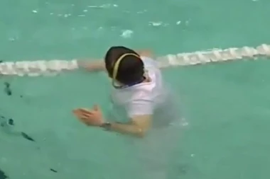 (VIDEO) Evo kako se pravda navijač koji je bacio sudiju u bazen: Nisam namerno, uhvatio me grč i...