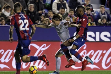 (VIDEO) NOVI KIKS KRALJEVSKOG KLUBA: Real ostao bez pobede u 90. minutu!