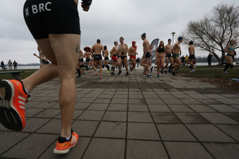 Tradicionalna trka u gaćama održana uprkos nedostatku snega