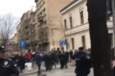 MITING I KONTRAMITING ZA MILANA NEDIĆA: Okupljeni bi da se tuku!