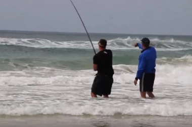 Talasi izbacili drogu na obalu mora