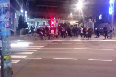 Odakle mu pravo kada nismo dali brojeve? Đilas pre protesta slao penzionerima poruke, a na protestu izbila tuča kišobranima