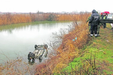 (FOTO) Muškarac sleteo autom u reku