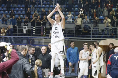 (VIDEO) Evo kako je Veličković oduševio sukobljene frakcije navijača Partizana