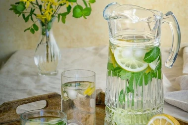 Voda sa limunom ima TRI sjajna efekta na vaše zdravlje, ali preterana konzumacija donosi NEGATIVNE efekte!
