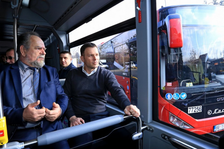 MALI: Stigli novi "Lastini" autobusi i popusti uz senior karticu