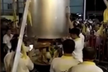 (UZNEMIRUJUĆI VIDEO) Živ skuvan u ekspres loncu!