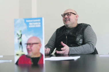 JEO SAM CRVE I GLISTE: Šišao se patrljkom od limenke