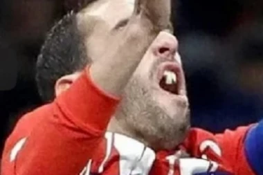 (VIDEO) JEZIVO On važi za stamenog fudbalera, ali posle sudara, njegovi zubi su leteli na sve strane