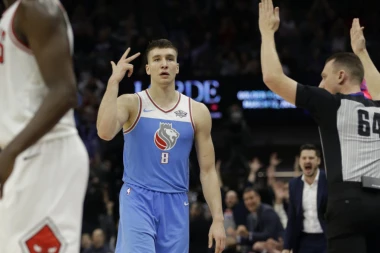 (FOTO) Kavaljer par excellence: BOGDAN IZNENADIO NAVIJAČICE SAKRAMENTA ZA 8.MART!