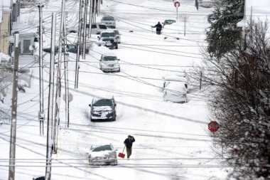 PAKAO U AMERICI: Zavijena u belo zlo koje seje smrt na sve strane!