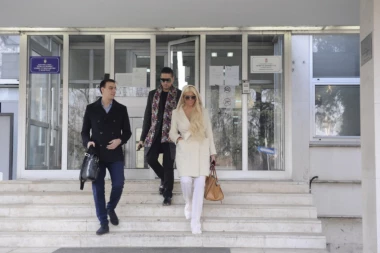 POČELA SASLUŠANJA: Antivakcinaši "pevaju" u policiji