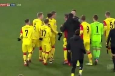 (VIDEO) NEVEROVATAN POTEZ SUDIJE: Pre nego što će lopta ući u mrežu svirao kraj