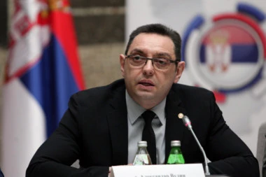 VULIN O AVIONIMA IZNAD PREŠEVA: Niko ne može pa politiziju Vojsku Srbije