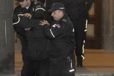 (FOTO) KRVAVO U CENTRU BEOGRADA: SIN NA SMRT ISKASAPIO OCA!