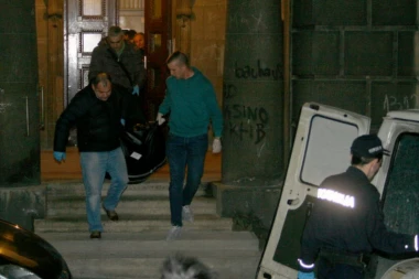 (FOTO) EKSKLUZIVNO: Ovako je policija iznela telo iskasapljenog Branimira