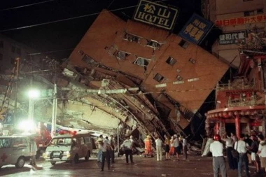 (VIDEO) RAZORAN ZEMLJOTRES POGODIO TAJVAN: Hotel se srušio k'o kula od karata