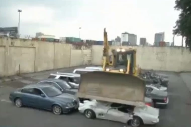 (VIDEO) KAD PREDSEDNIK FILIPINA POLUDI, STRADAJU LUKSUZNI AUTOMOBILI