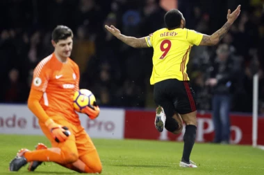 (FOTO) Kapiten Votforda prava prostačina: SREDNJIM PRSTOM POČASTIO PROTIVNIČKE FANOVE!