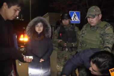 (VIDEO) EKSCENTRIČNI ROMANTIK! Organizovao sopstveno "hapšenje", da bi zaprosio devojku