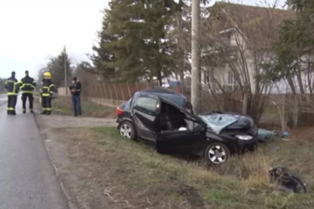 Stravična saobraćajna nesreća kod Gradiške: Automobil sa 3 brata sleteo u kanal, jedan poginuo