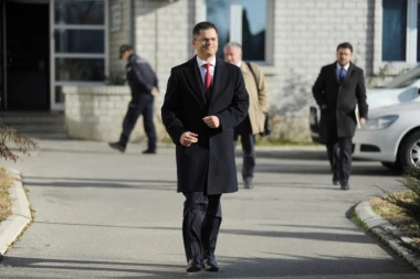 Jeremić tvrdi da su mu napadnuti aktivisti, SNS: Vuk više ne zna šta radi!