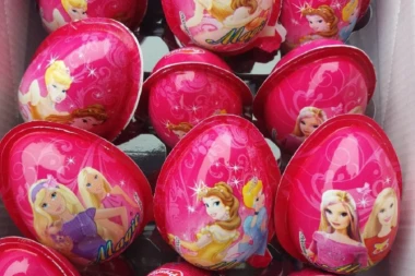 (FOTO) KOJI GENIJE! Krijumčario 20.000 LAŽNIH ČOKOLADNIH JAJA!