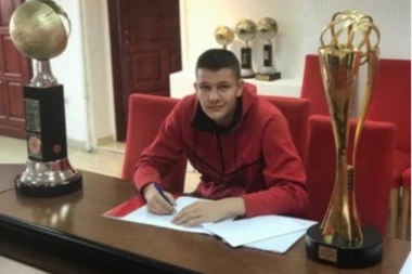 Arijan Lakić potpisao prvi profesionalni ugovor