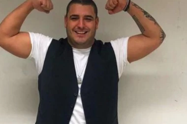 DEVOJKA DARKA LAZIĆA PORED NJEGA UŽIVA U LUKSUZU!