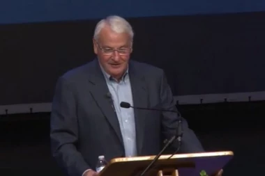 MUŽ MONIKE SELEŠ NA ČELU TRAMP TV? Medijska ofanziva odlazećeg šefa Bele Kuće za izbore 2024!