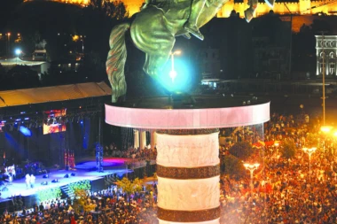 MAKEDONCI BACILI 700 MILIONA EVRA: Zbog Grka će rušiti spomenike?