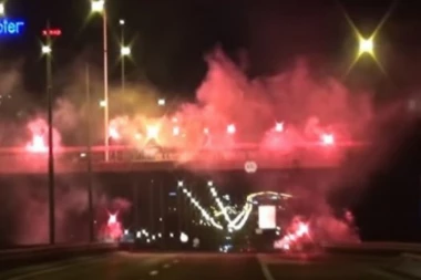 (VIDEO) PRIPREME ZA CSKA: "Delije" bakljadom na auto-putu napravile doček fudbalerima sa priprema!