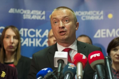 PAJTIĆU SAD SMETA LUKAS: Nema pametnija posla, pa se sprda na račun folkerove visine