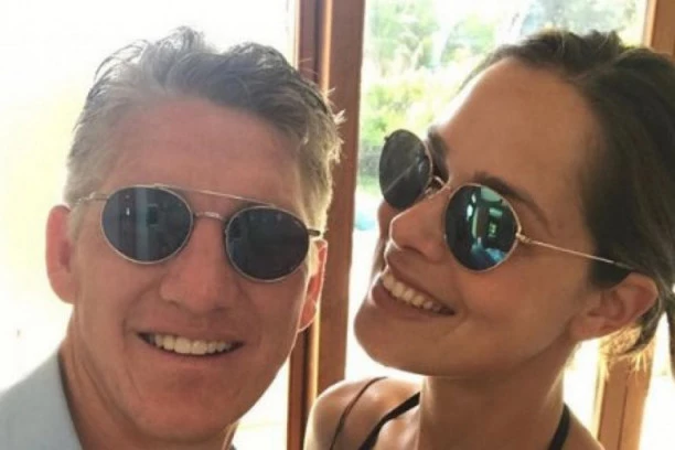 (FOTO) TRUDNA PO TREĆI PUT? Procurile fotke Ane Ivanović u minijaturnom bikiniju, ali u prvom planu je njen stomačić