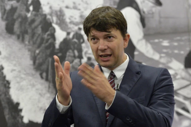 Pa čoveče, da li si ti kršten? Medicinarima povećane plate, obnovljena oprema, a on priča da su im smanjena davanja