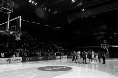 (VIDEO) SUZE I APLAUZI: Navijači Zvezde se poklonili Nebojši Glogovcu