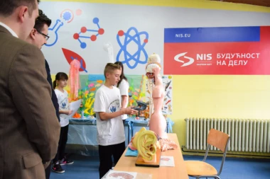 NIS OBRADOVAO ŠKOLARCE U SRBOBRANU: Za školsku opremu izdvojeno milion dinara!