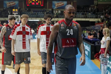 (VIDEO) ŠTA MU BI? Evo kako je košarkaš Armanija iznervirao igrače i navijače Zvezde