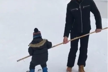 (VIDEO) TO JE PRAVI TATA: Evo kako Novak uči Stefana da skija