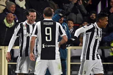 (VIDEO) SUDIJA OŠTETIO FIORENTINU: Juventus pobedio, Bufon proslavio jubilej