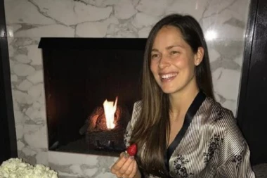 UZ JAGODE I ROMANTIČNU PIDŽAMU: Ovako se Ana sprema za Dan zaljubljenih!