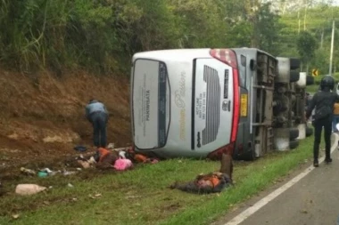 (VIDEO) OTKAZALE KOČNICE: Autobus se isprevrtao i strmoglavio sa brda - 27 OSOBA POGINULO