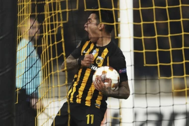 (VIDEO) PROMAŠAJ GODINE: Umesto da pusti loptu u gol, Argentinac pogodio prečku!