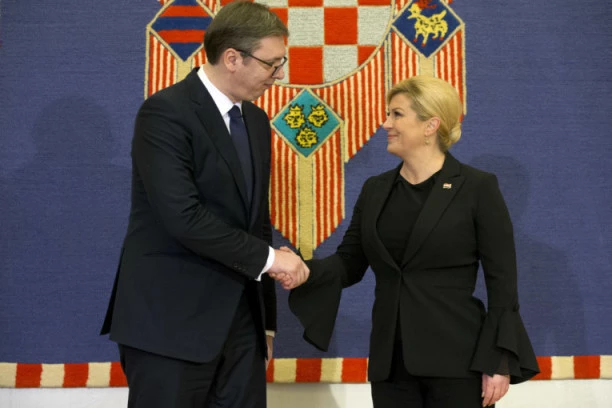 (FOTO) ŠMEKERSKI POTEZ VUČIĆA: Komentarisao Kolindi objavu na Fejsbuku i izmamio joj osmeh na lice