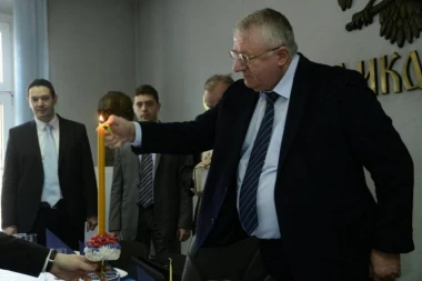 (FOTO, VIDEO) ŠEŠELJ ISPOŠTOVAO TRADICIJU: Radikali proslavili slavu stranke