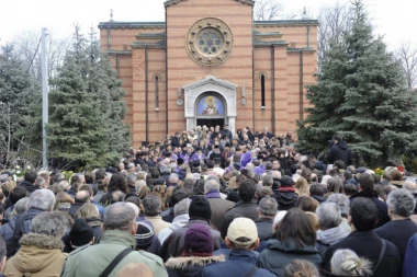 SAHRANJEN NEBOJŠA GLOGOVAC: Hiljade ispratile velikana na večni počinak