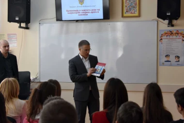 STEFANOVIĆ NA PREDAVANJU SA OSNOVCIMA: Deca treba da znaju OSNOVE BEZBEDNOSTI