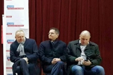 (FOTO) FIJASKO ĐILASA U MLADENOVCU: Mitingovao u polupraznoj sali!